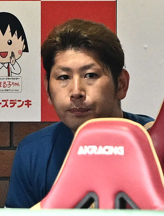 楽天対日本ハム　5回裏を投げ終えた日本ハム先発の加藤貴はベンチで浮かない表情を見せる（撮影・滝沢徹郎）