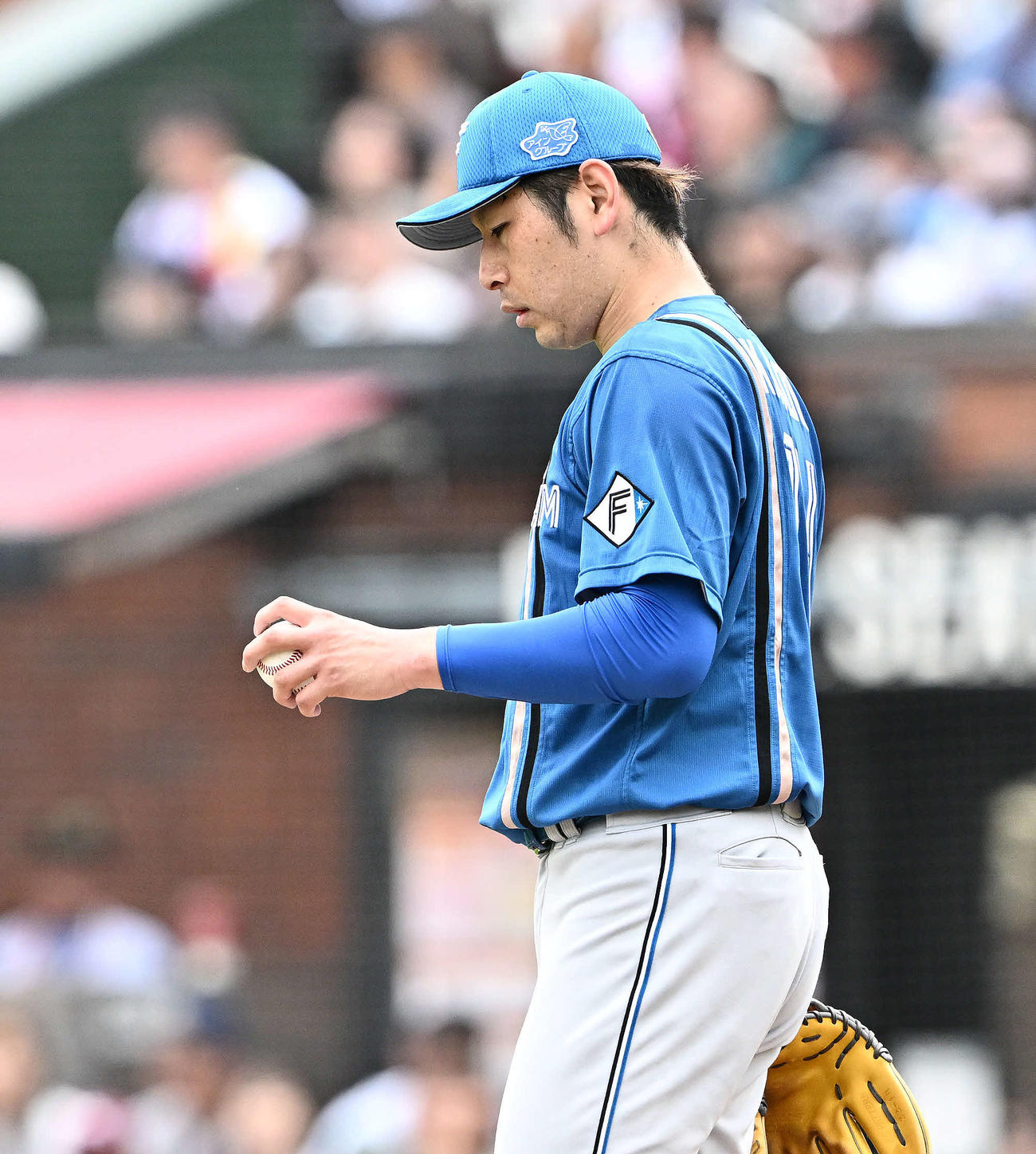 楽天対日本ハム　4回裏楽天2死満塁、小郷に押し出し四球を許し浮かない表情の加藤貴（撮影・滝沢徹郎）