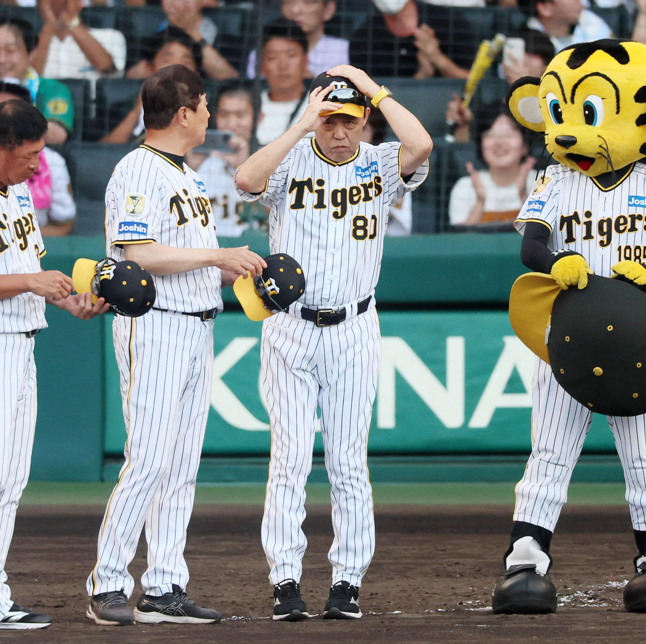 阪神対広島　サヨナラ勝ちしスタンドにあいさつする岡田監督（撮影・加藤哉）