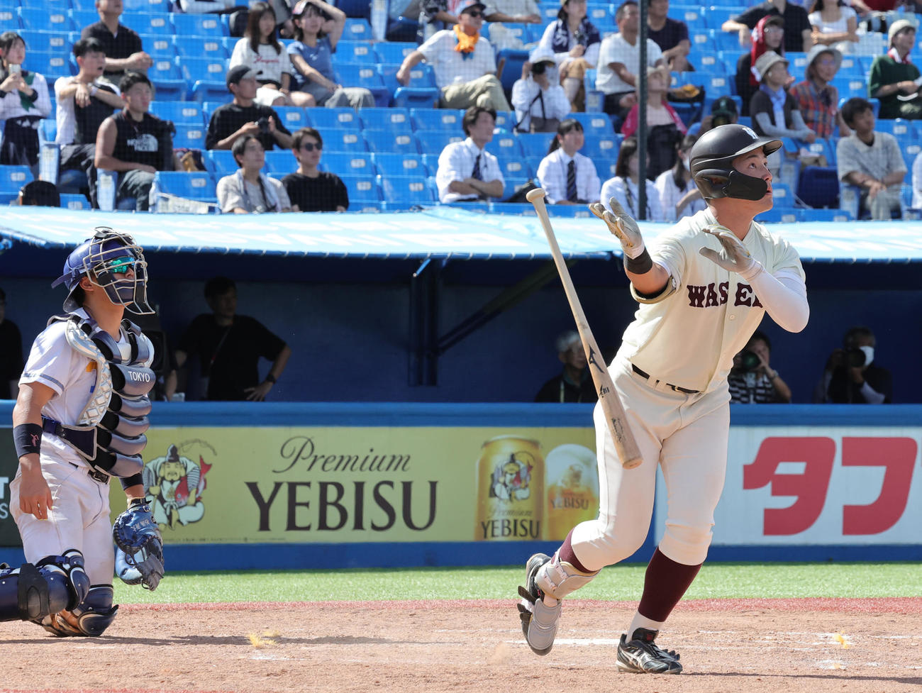 早大対東大　9回表早大1死、右越え3点本塁打を放つ吉納（撮影・野上伸悟）