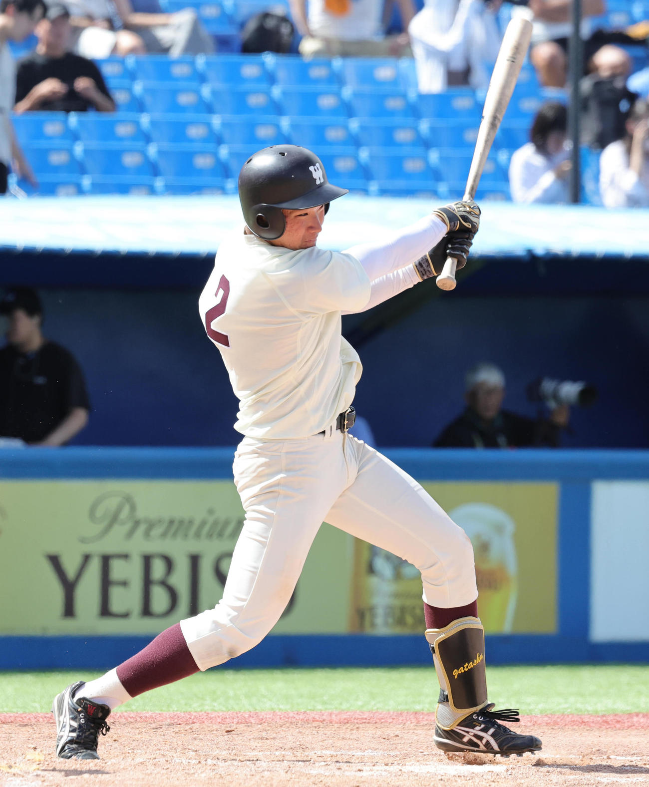 早大対東大　8回表早大2死、右前打を放つ山県（撮影・野上伸悟）