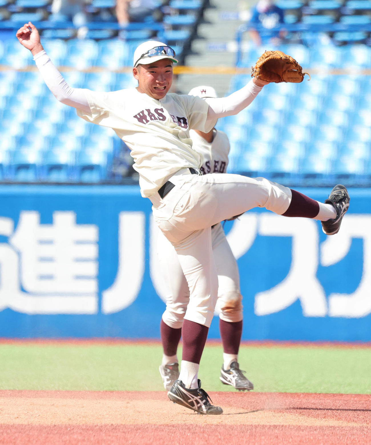 早大対東大　2回裏東大無死一塁、小村のニゴロで併殺を完成させる山県（撮影・野上伸悟）