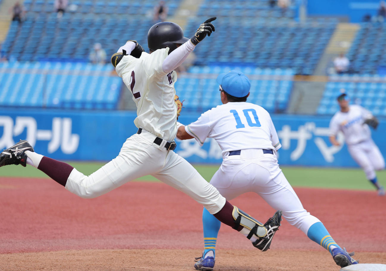早大対東大　1回表早大1死、二塁内野安打を放つ山県（撮影・野上伸悟）