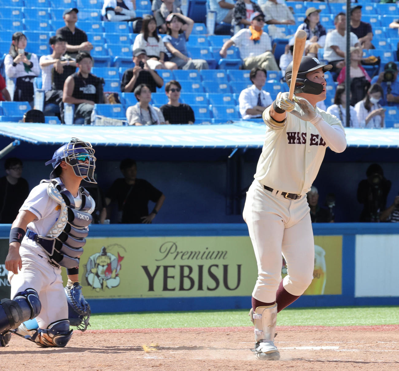早大対東大　9回表早大1死、右越え3点本塁打を放つ吉納（撮影・野上伸悟）