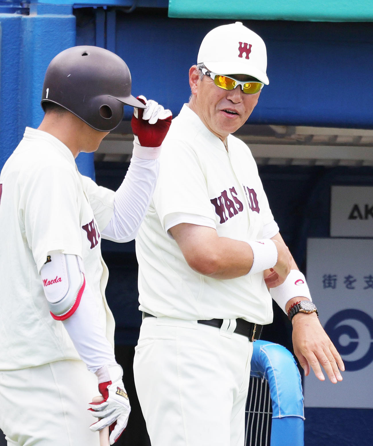 早大対東大　選手に声をかける早大・小宮山監督（撮影・野上伸悟）