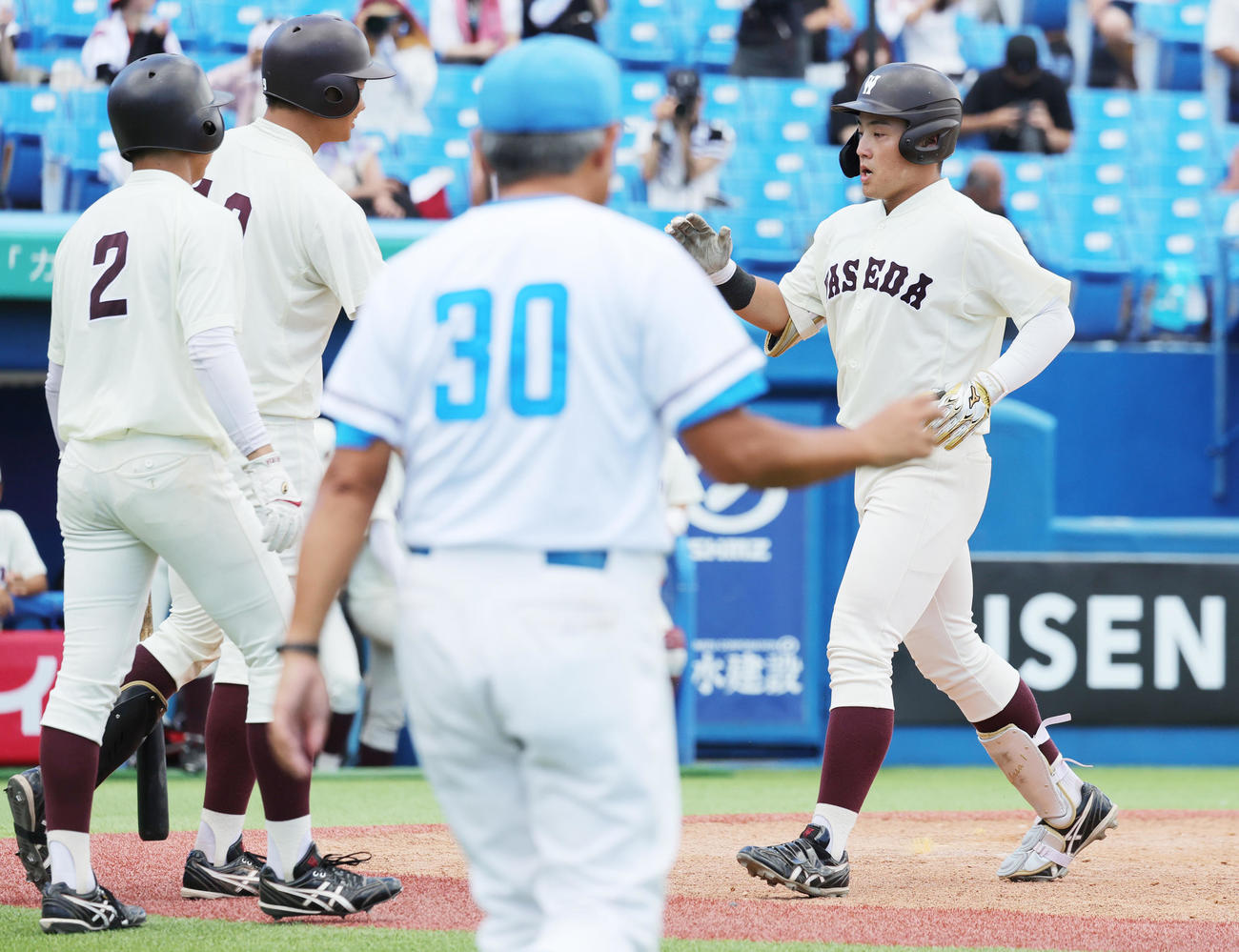 早大対東大　4回表早大1死満塁、中越え満塁本塁打を放ち喜ぶ吉納（撮影・野上伸悟）