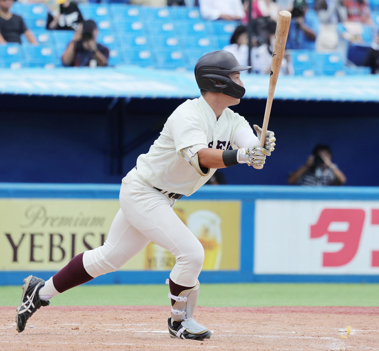 早大対東大　4回表早大1死満塁、中越え満塁本塁打を放つ吉納（撮影・野上伸悟）