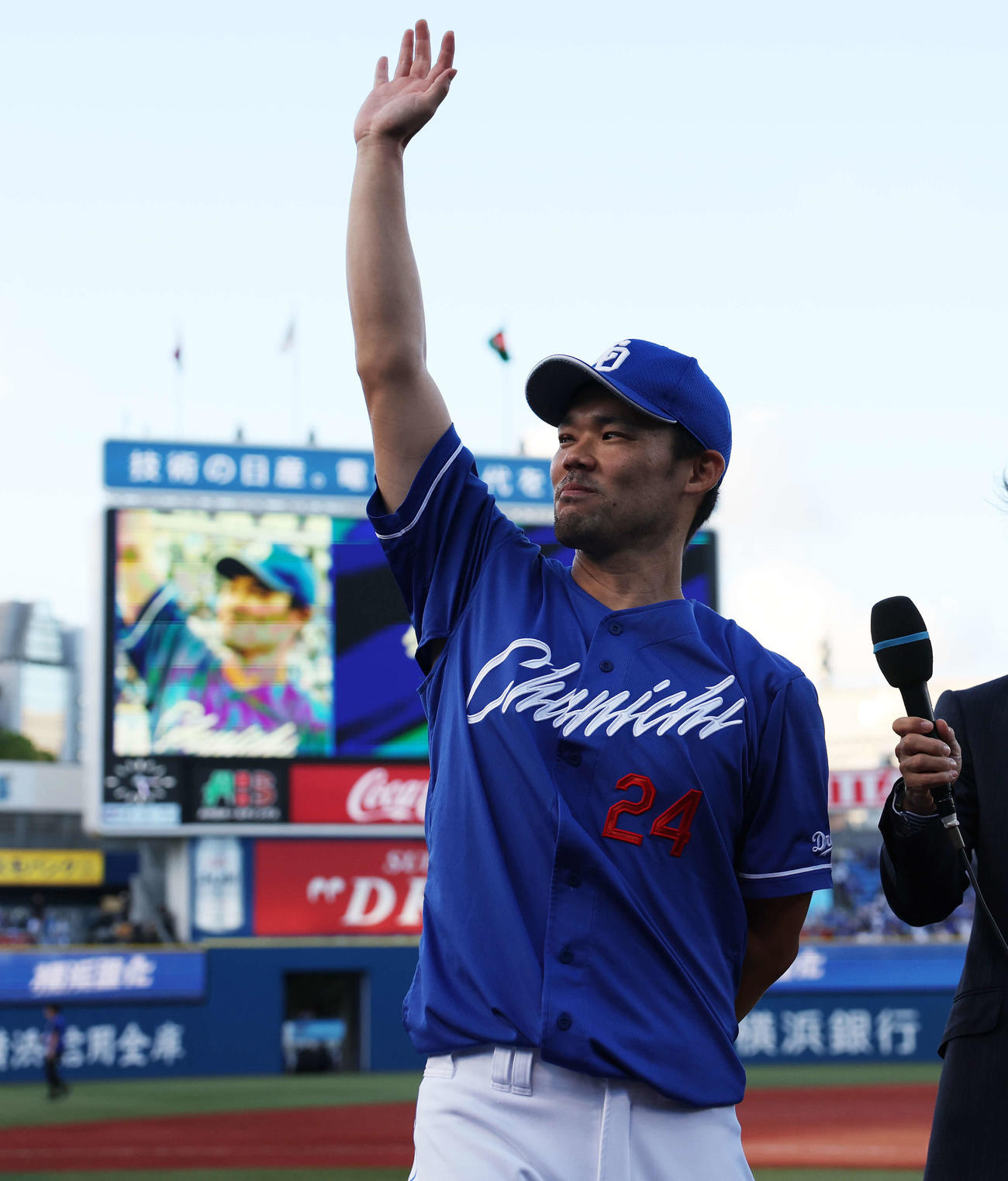 DeNA対中日　勝利した中日福谷はファンにあいさつする（撮影・宮地輝）