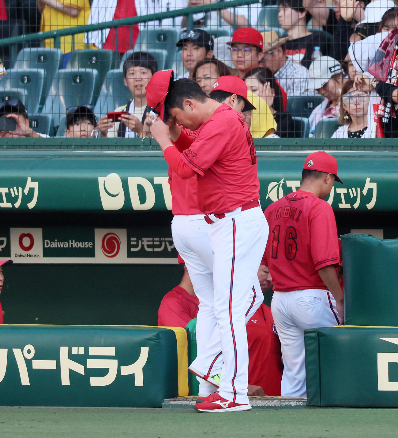 阪神対広島　サヨナラ負けで今季甲子園球場の最終戦を終え一礼して引き揚げる新井監督（撮影・加藤哉）