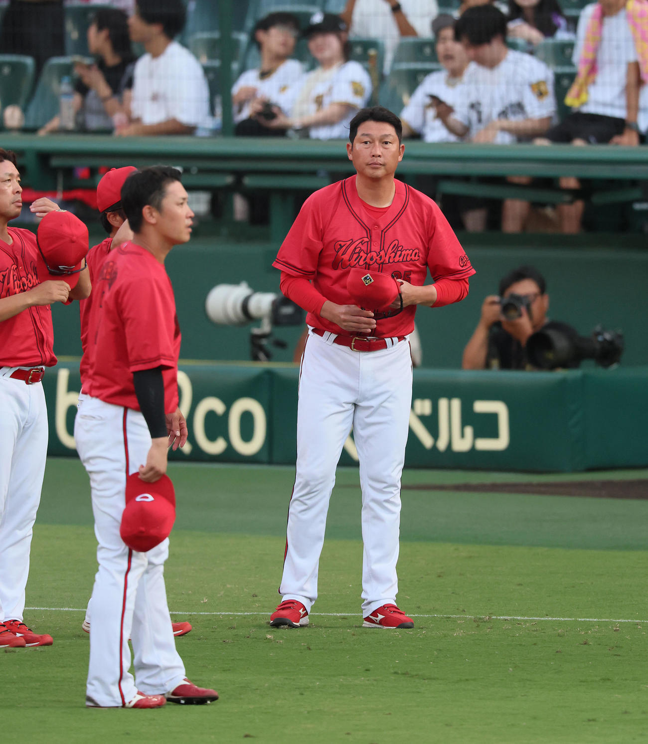 阪神対広島　サヨナラ負けで今季甲子園球場の最終戦を終えスタンドにあいさつする新井監督とナイン（撮影・加藤哉）