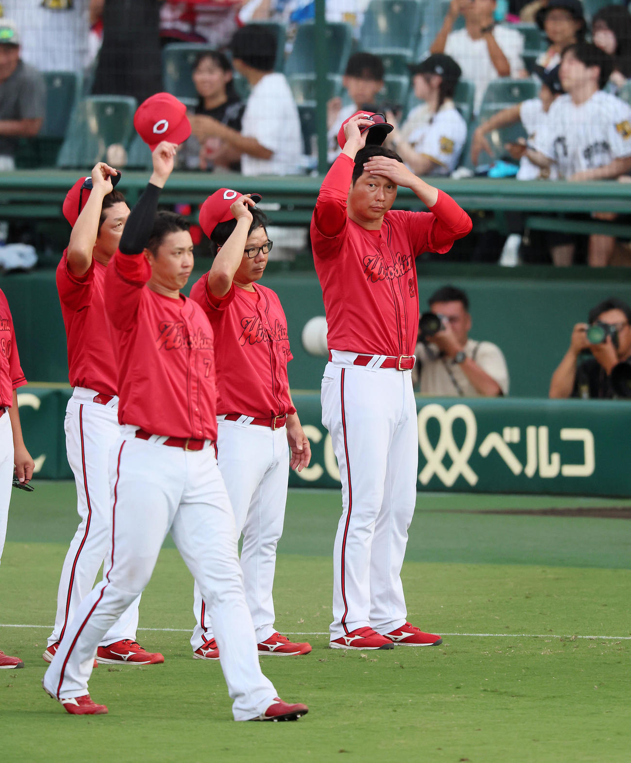 阪神対広島　サヨナラ負けで今季甲子園球場の最終戦を終えスタンドにあいさつする新井監督とナイン（撮影・加藤哉）