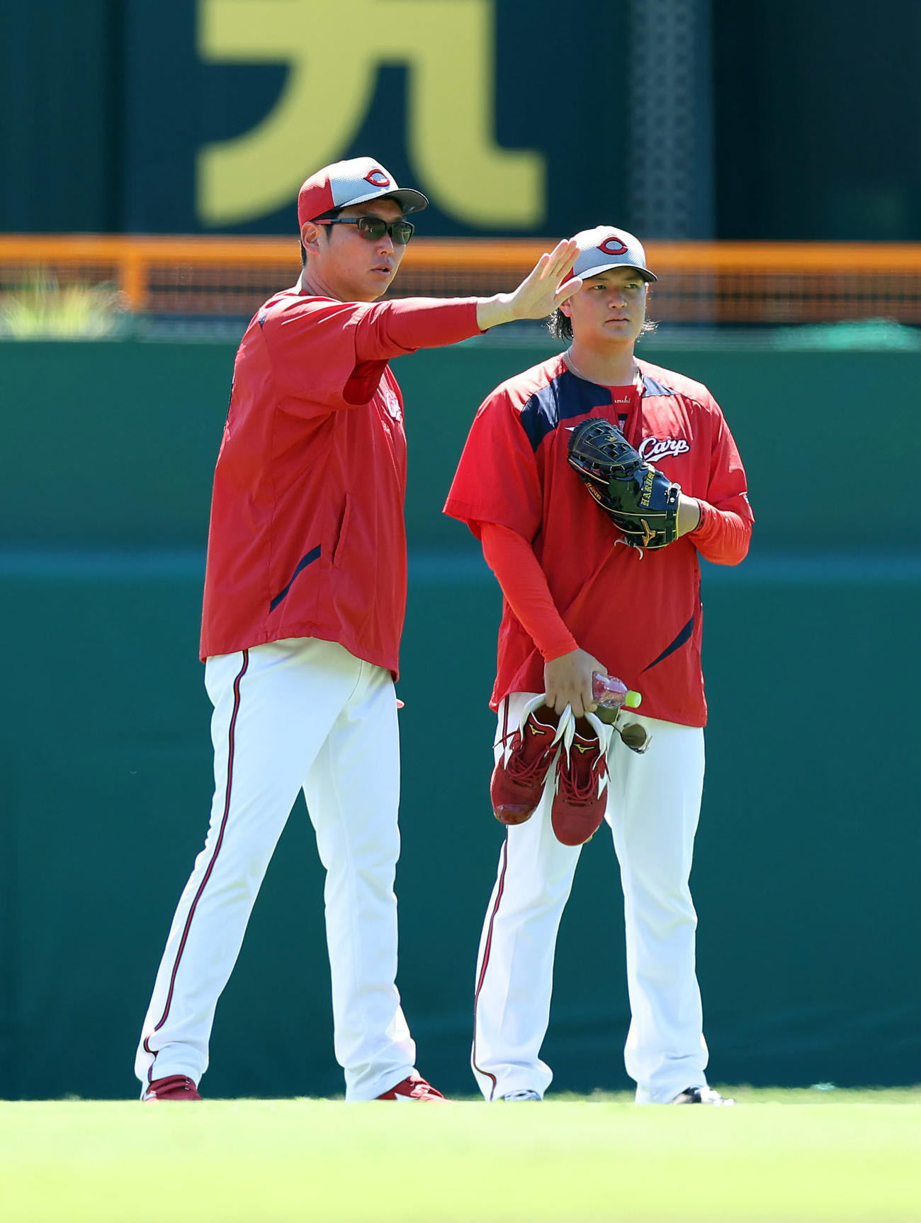 阪神対広島　試合前練習で言葉を交わす広島新井監督（左）と大道（撮影・前田充）