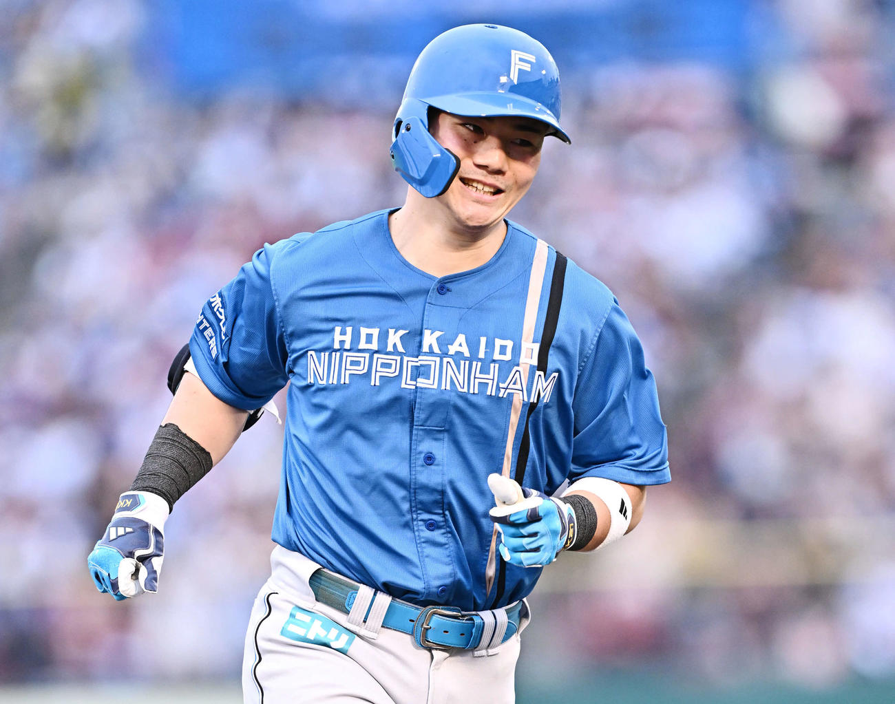 楽天対日本ハム　8回表日本ハム2死、清宮は右越えソロ本塁打を放ち笑顔でダイヤモンドを1周する（撮影・滝沢徹郎）