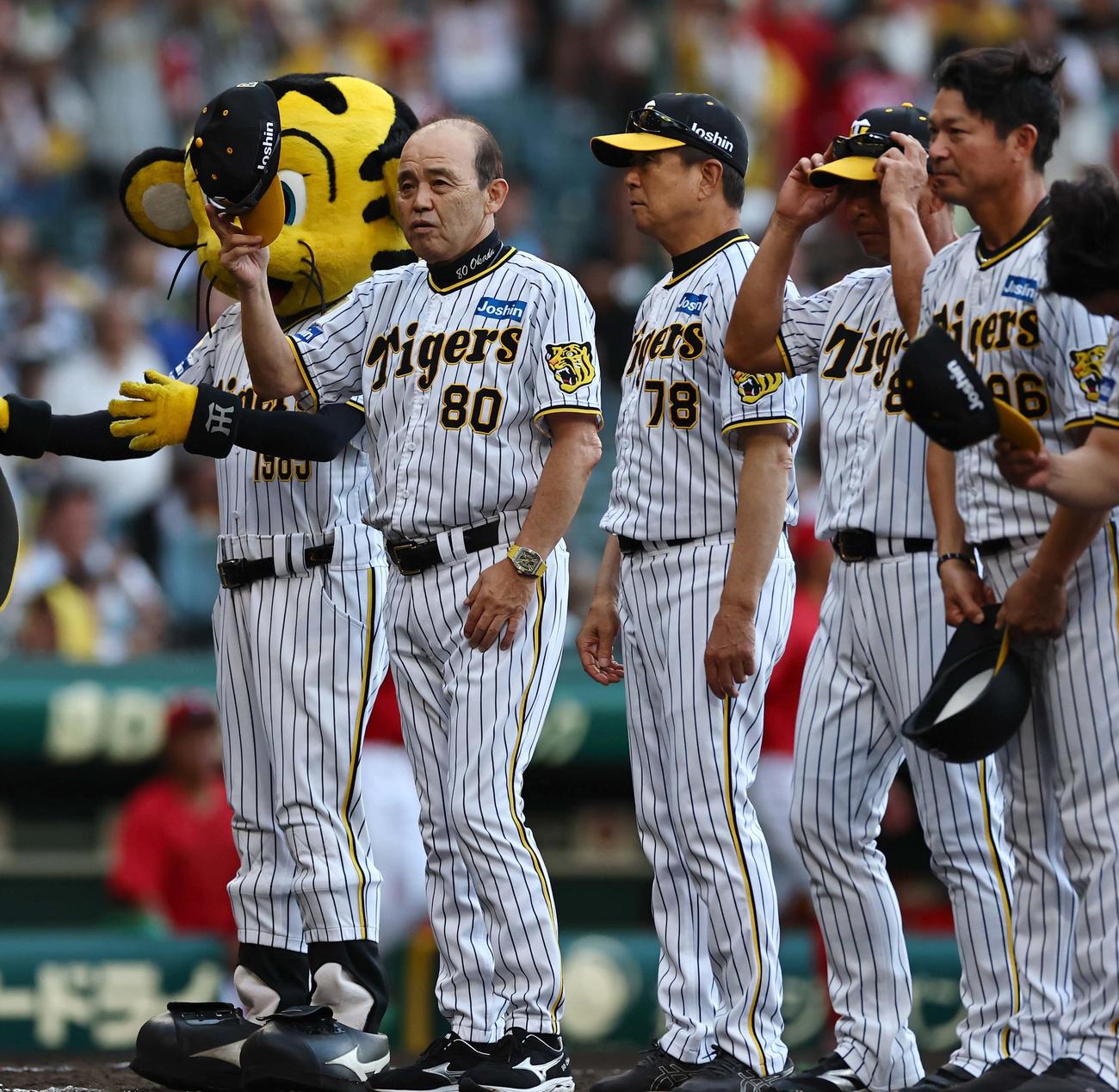 阪神対広島　広島にサヨナラ勝利した岡田監督（左）はファンにあいさつをする（撮影・上田博志）