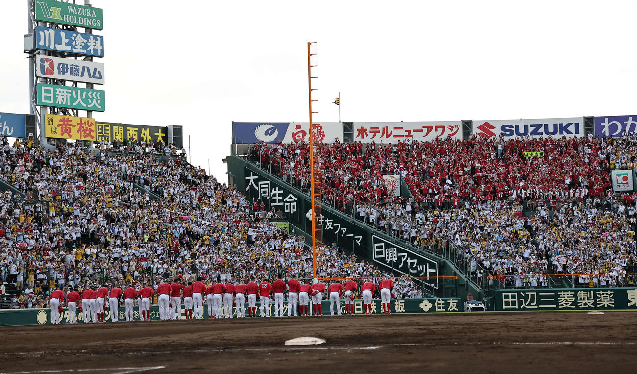 阪神対広島　甲子園最終戦を終えた広島ナインはスタンド上の広島ファンにあいさつをする（撮影・上田博志）