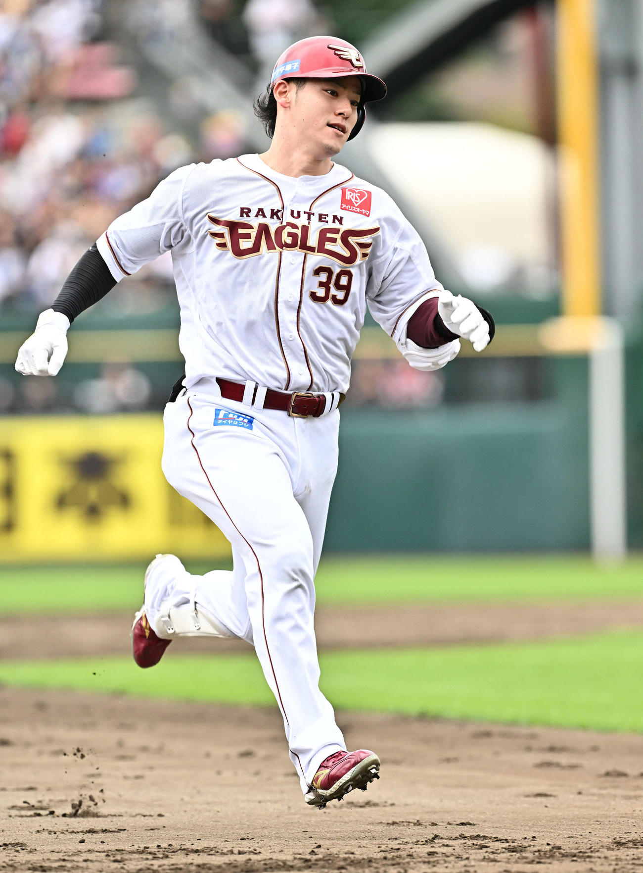 楽天対日本ハム　5回裏楽天2死一、二塁、伊藤裕は右中間へ2点適時三塁打を放ちベースを回る（撮影・滝沢徹郎）