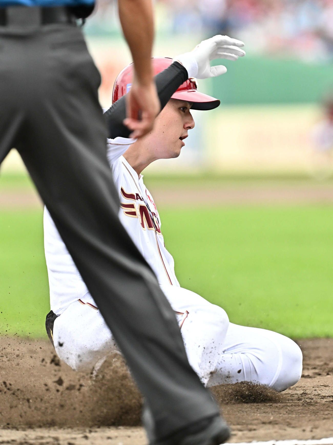 楽天対日本ハム　5回裏楽天2死一、二塁、伊藤裕は右中間へ2点適時三塁打を放ち滑り込む（撮影・滝沢徹郎）