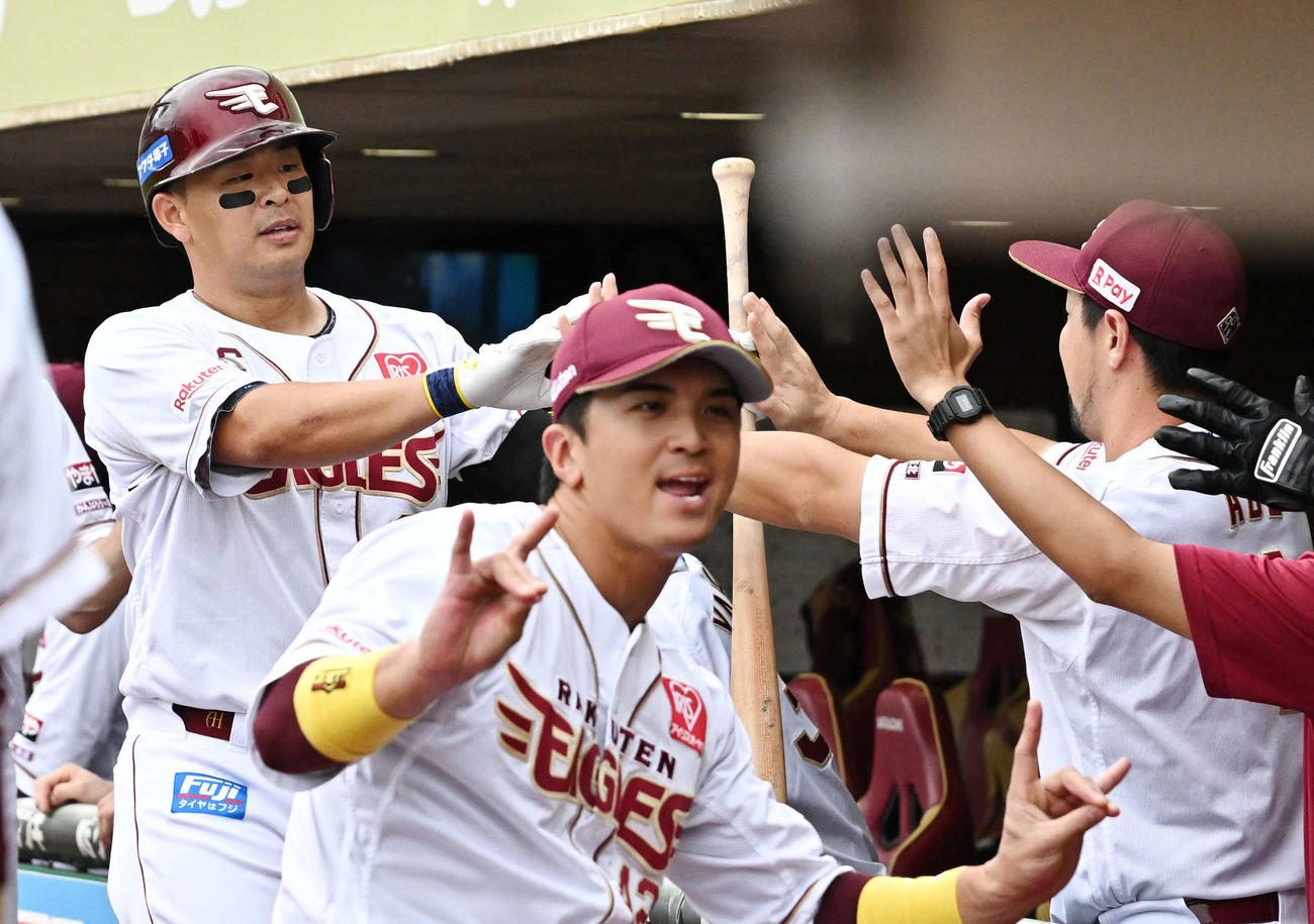 楽天対日本ハム　6回裏楽天1死一、二塁、3点本塁打を放った浅村（左）は生還しチームメートとタッチをかわす（撮影・滝沢徹郎）