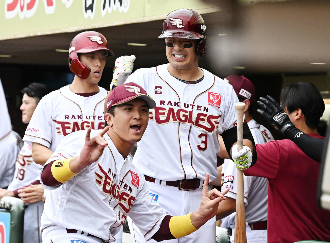 楽天対日本ハム　6回裏楽天1死一、二塁、3点本塁打を放った浅村（手前右）はカメラに向かってポーズを決める山田の頭を小突く（撮影・滝沢徹郎）