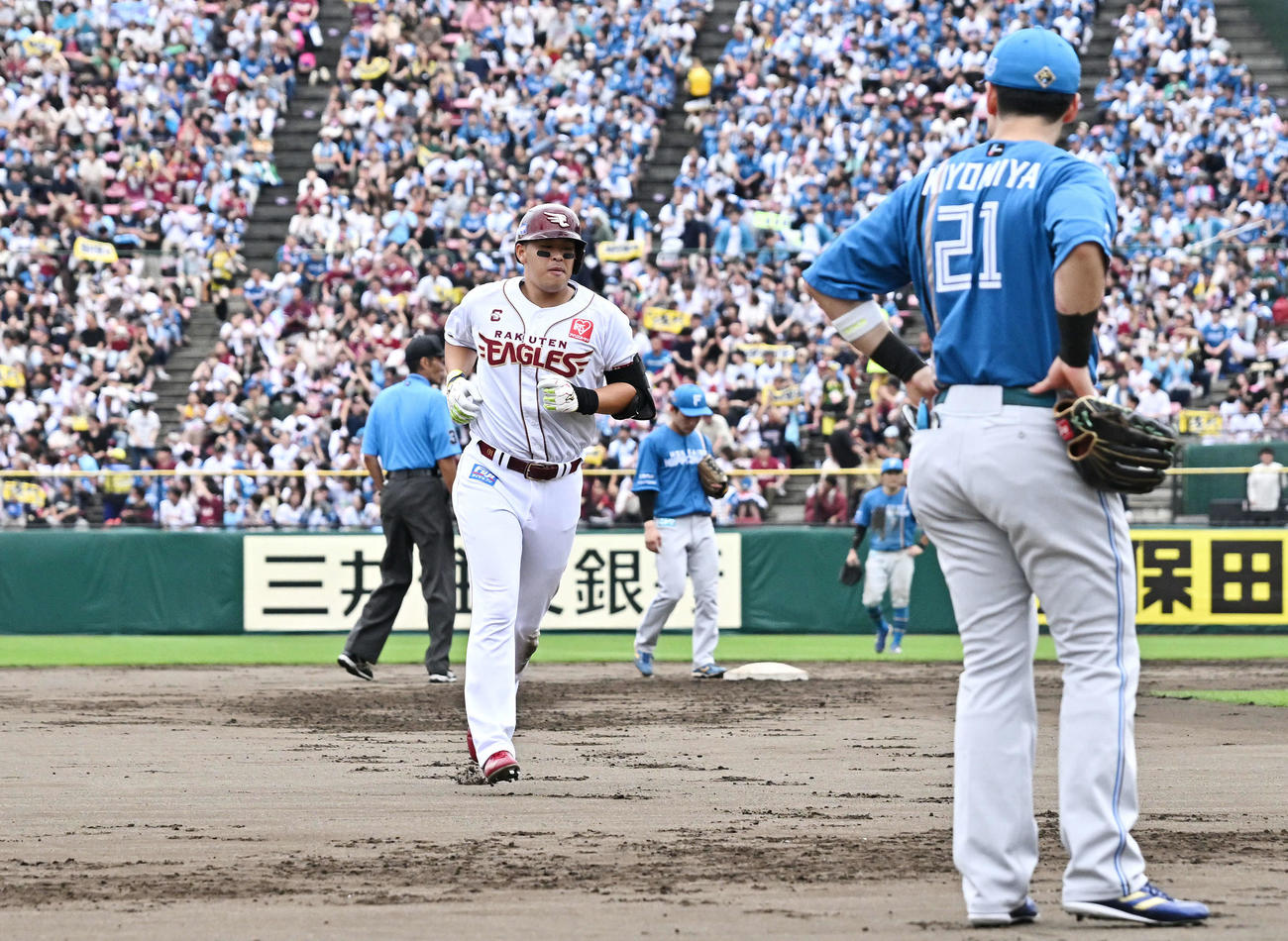 楽天対日本ハム　6回裏楽天1死一、二塁、3点本塁打を放った浅村（左）はダイヤモンドを1周する（撮影・滝沢徹郎）