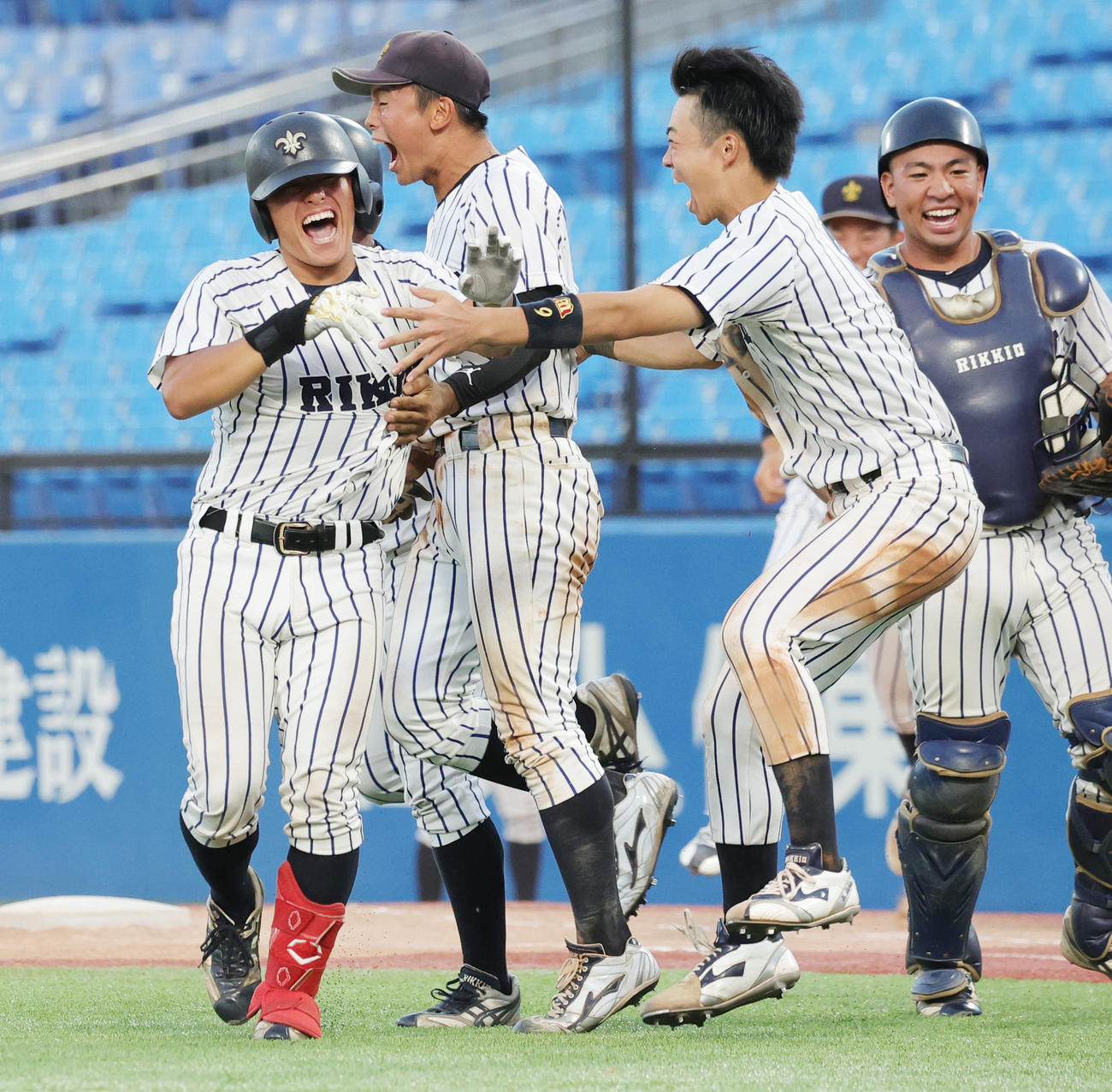 慶大対立大　11回裏立大2死一、二塁、サヨナラ適時二塁打を放ち喜ぶ落合（左）ら（撮影・野上伸悟）