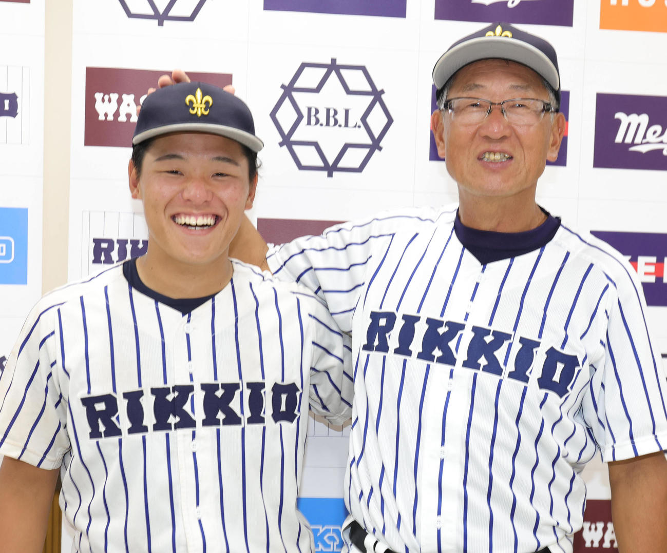 慶大対立大　サヨナラ打を放った立大・落合（左）をねぎらう木村監督（撮影・野上伸悟）