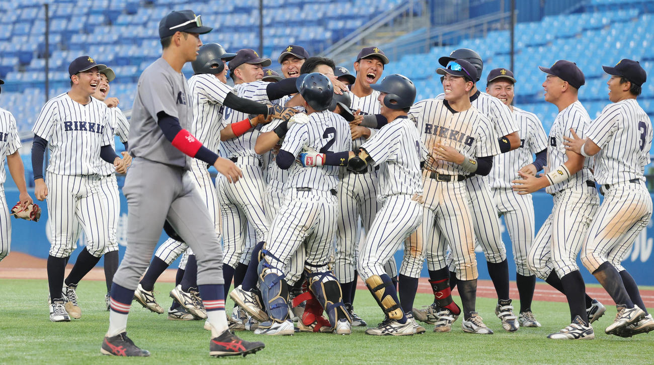 慶大対立大　11回裏立大2死一、二塁、落合のサヨナラ適時二塁打を喜ぶ立大の選手たち。手前は引き揚げる慶大・清原（撮影・野上伸悟）