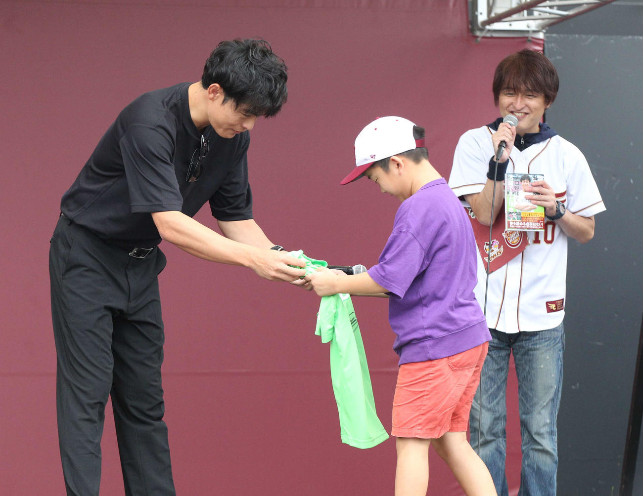 最多盗塁数を正解した子供にサイン入りTシャツをプレゼントする元楽天（現アカデミーコーチ）聖澤（撮影・高橋香奈）