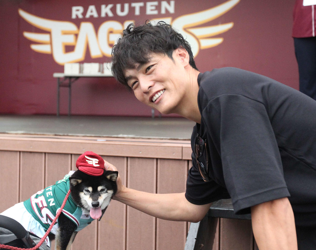 ファンの愛犬と写真撮影に応じる元楽天の聖澤氏（撮影・高橋香奈）
