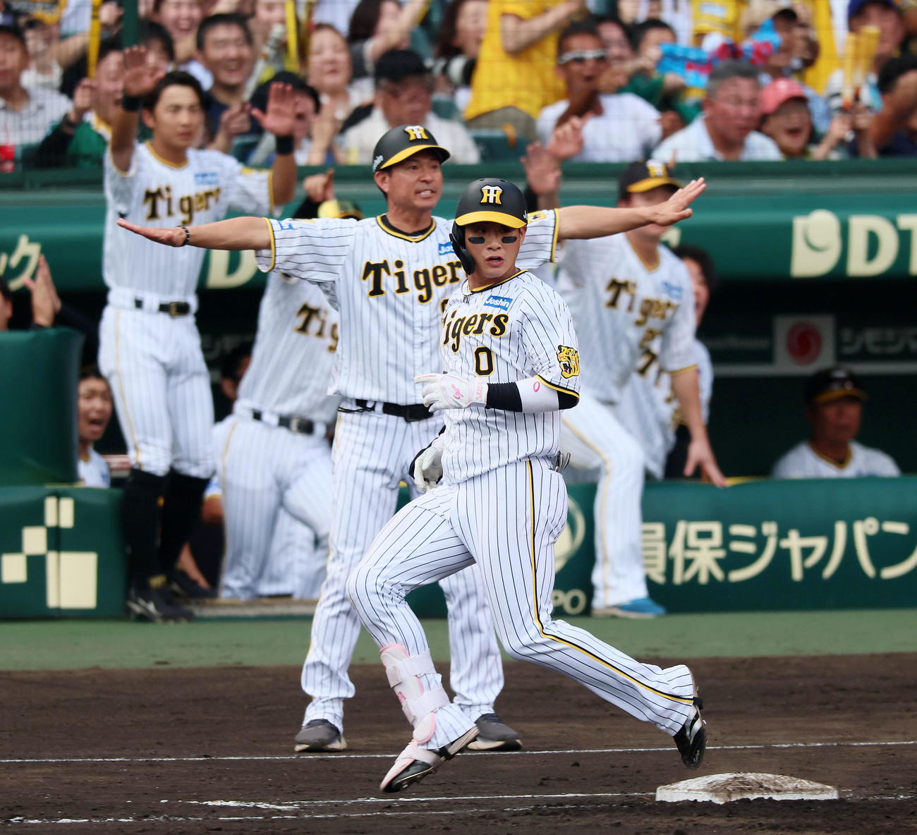 阪神対広島　7回裏阪神1死満塁、木浪は二ゴロで相手エラーの間に得点を挙げる（撮影・加藤哉）