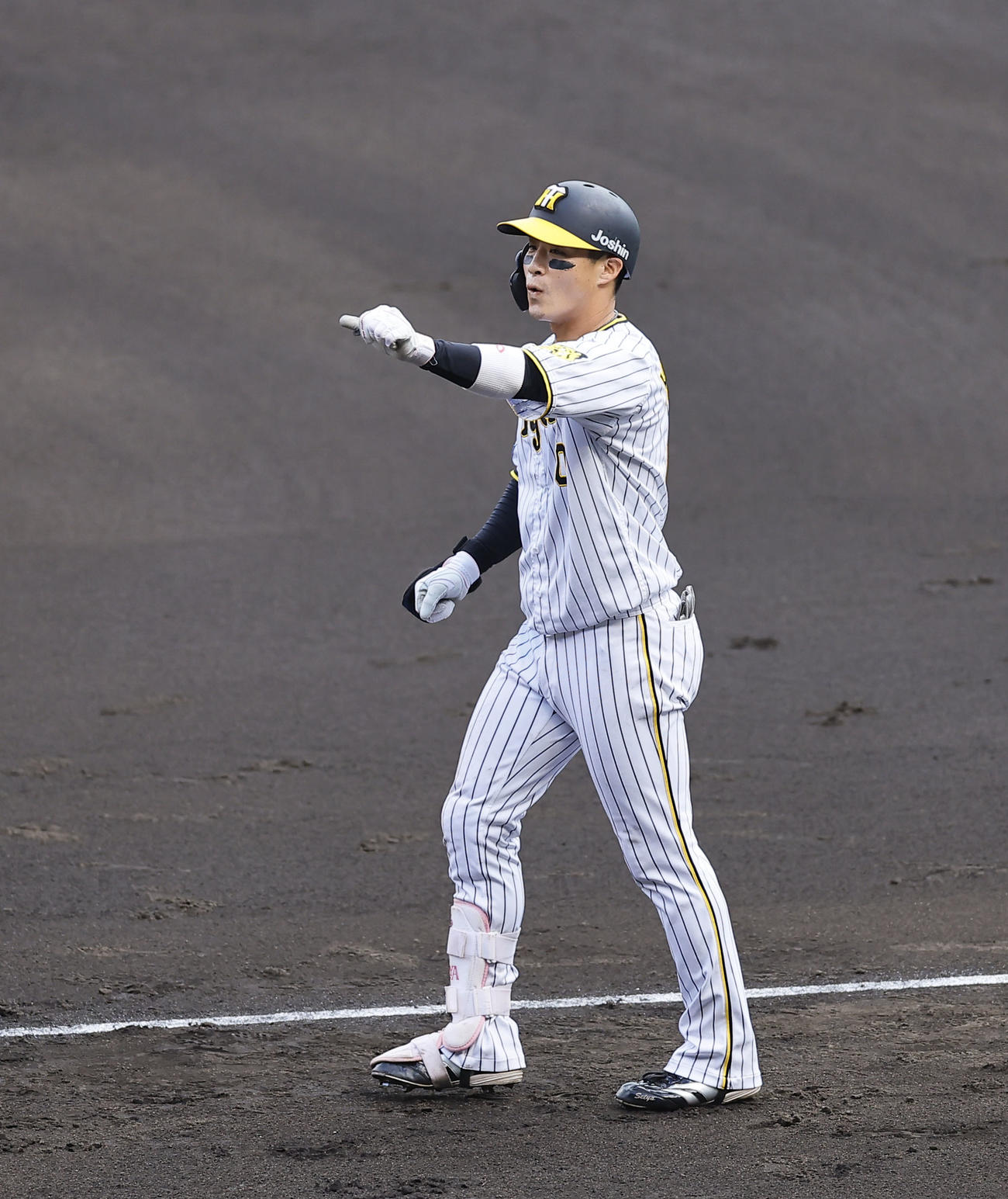 阪神対広島　7回裏阪神阪神1死満塁、相手の適時失策でガッツポーズをする木浪（撮影・藤尾明華）