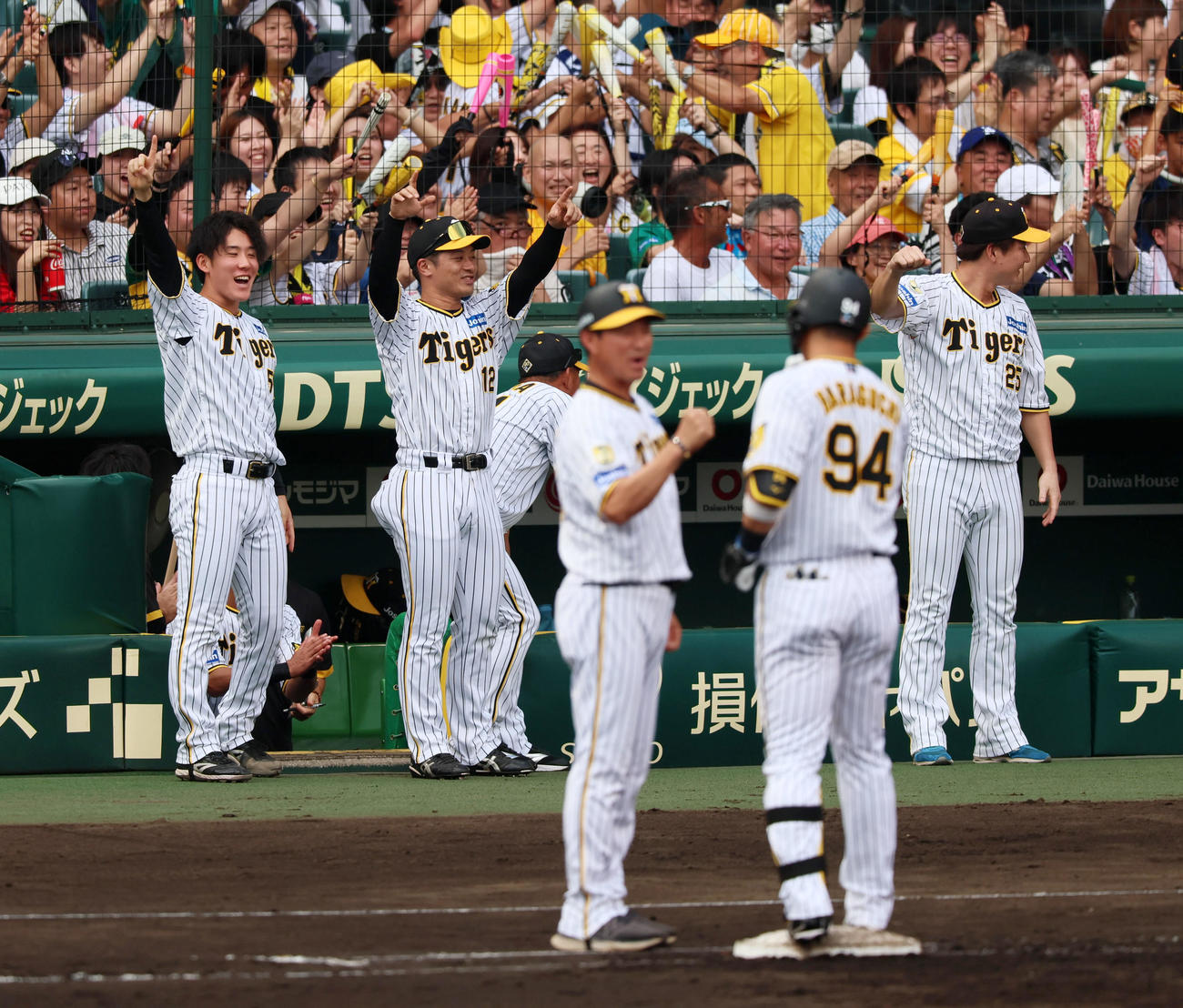 阪神対広島　7回裏阪神1死満塁、代打原口の同点適時打にベンチで盛り上がる富田（左）らナイン（撮影・加藤哉）