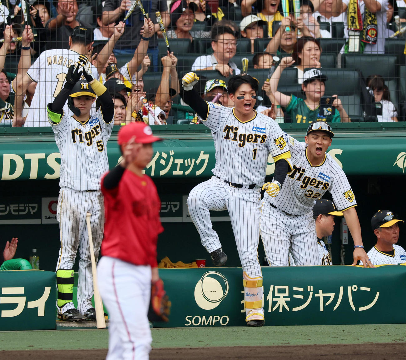 阪神対広島　7回裏阪神1死満塁、代打原口の左前適時打にベンチでガッツポーズを見せる森下。左は近本、右は井上（撮影・加藤哉）