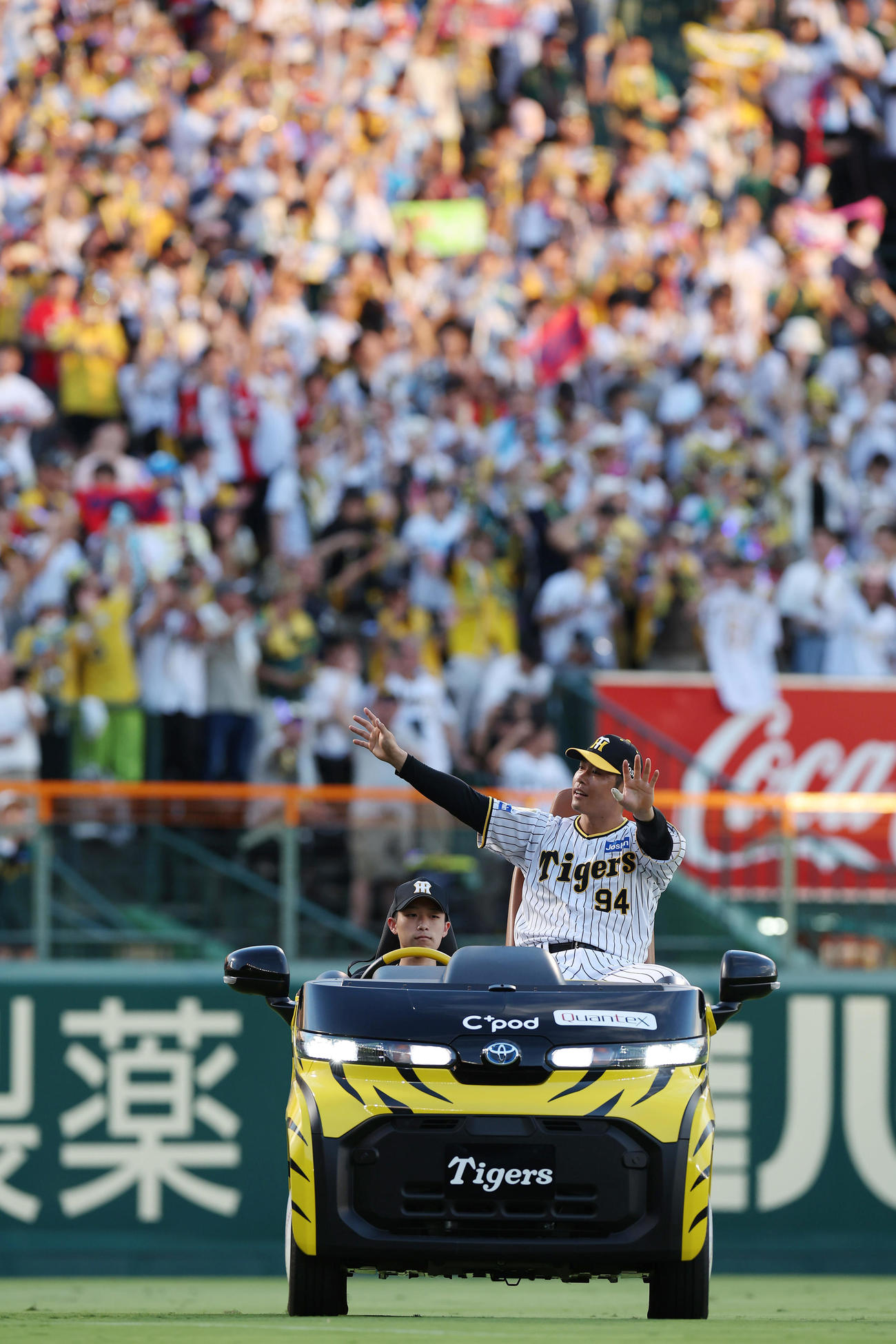阪神対広島　場内1周でファンに手を振る阪神原口（撮影・前田充）