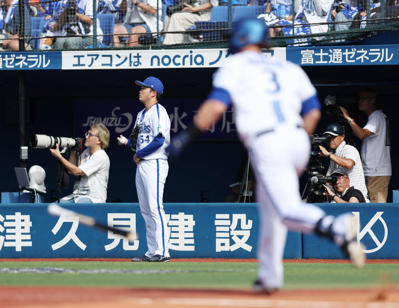 DeNA対中日　1回裏DeNA2死二塁、オースティン（手前）が放った右中間への2点本塁打を見上げる石田裕（撮影・宮地輝）