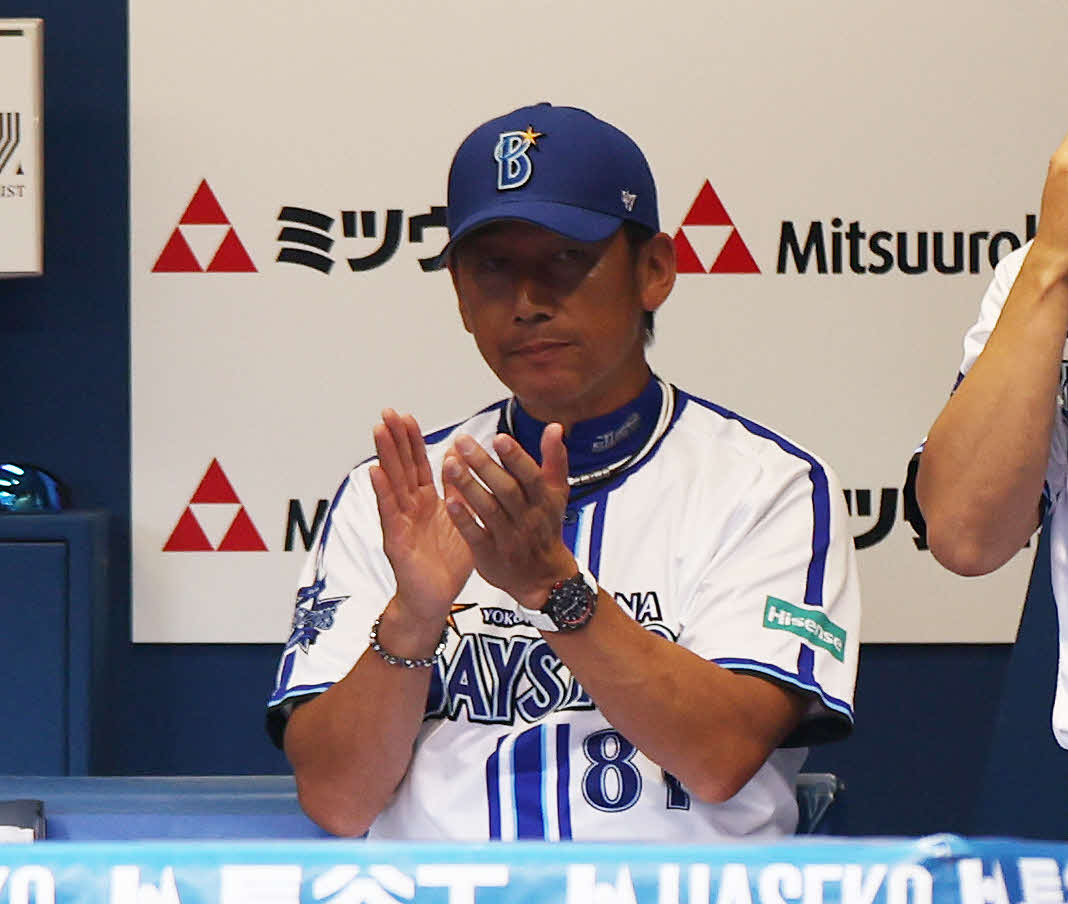 DeNA対中日　ベンチで手をたたくDeNA三浦監督（撮影・宮地輝）