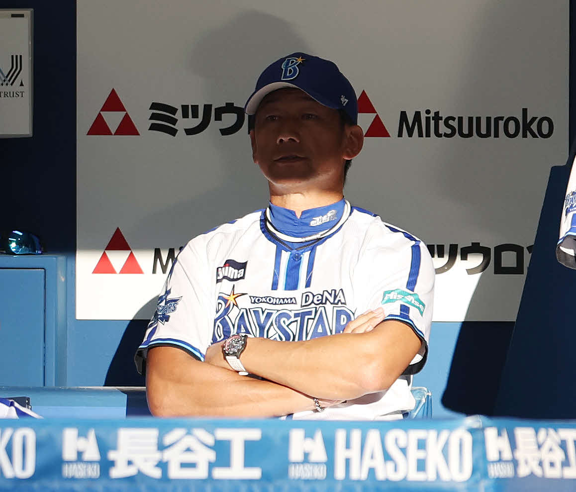 DeNA対中日　戦況を見つめるDeNA三浦監督（撮影・宮地輝）