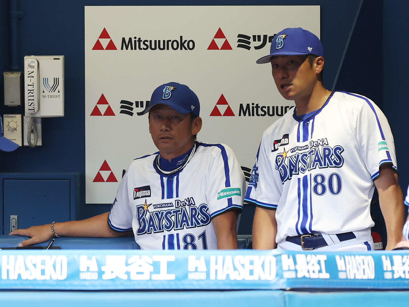 DeNA対中日　ベンチで話し合うDeNA三浦監督（左）と相川ディフェンスチーフ兼バッテリーコーチ（撮影・宮地輝）