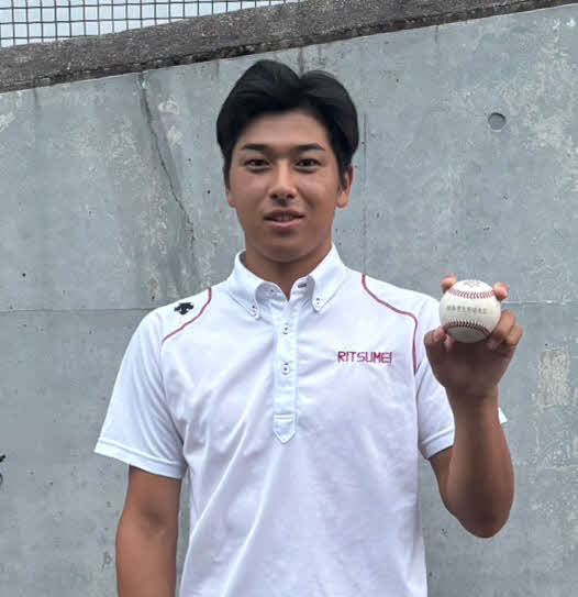関大対立命大　リーグ戦初勝利投手となりウイニングボールを手にする立命大の有馬（撮影・塚本光）