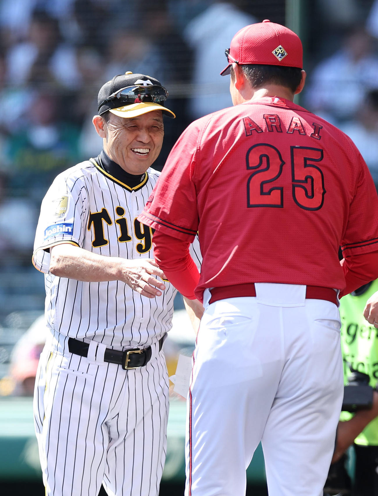 阪神対広島　試合前、メンバー表を交換する阪神岡田監督（左）と広島新井監督（撮影・前田充）