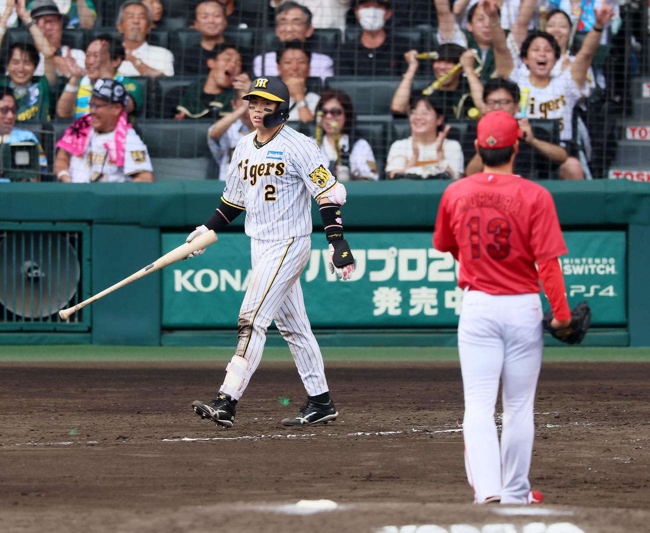 阪神対広島　7回裏阪神1死満塁、梅野は押し出し四球を選ぶ。投手森浦（撮影・加藤哉）