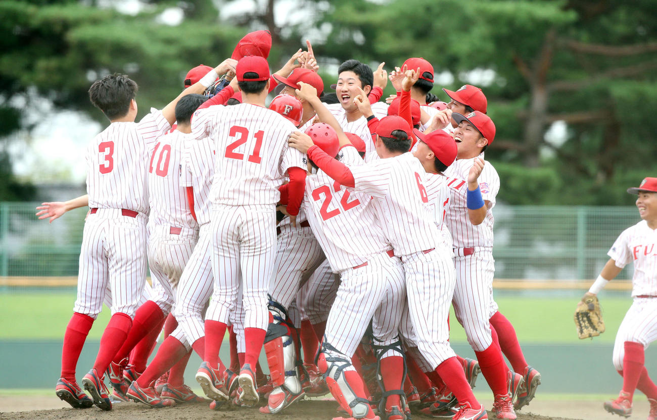 八戸学院大対富士大　3季ぶりの優勝に歓喜する富士大ナイン（撮影・木村有優）