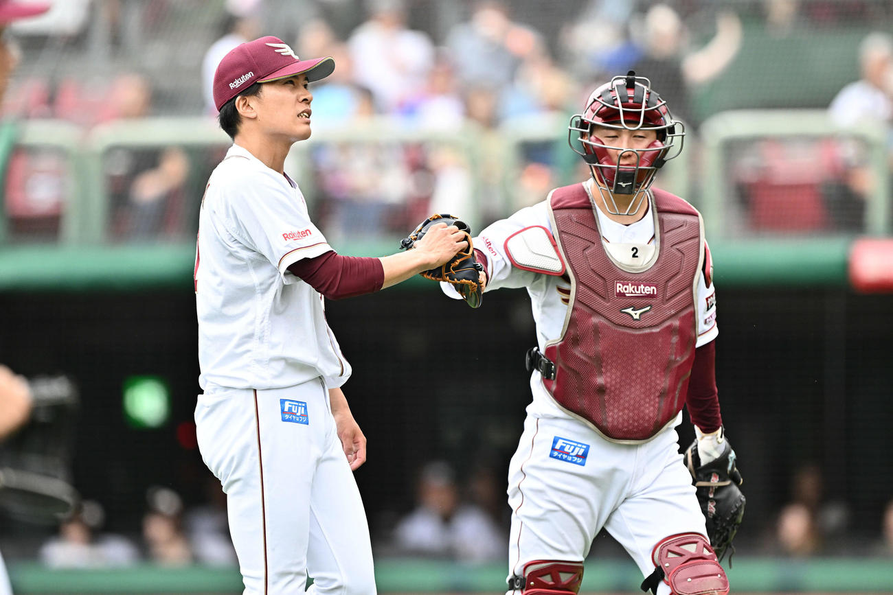 楽天対日本ハム　6回表日本ハム2死一、二塁、マルティネスを左飛に打ち取った早川（左）はホッとした表情で太田とタッチをかわす（撮影・滝沢徹郎）