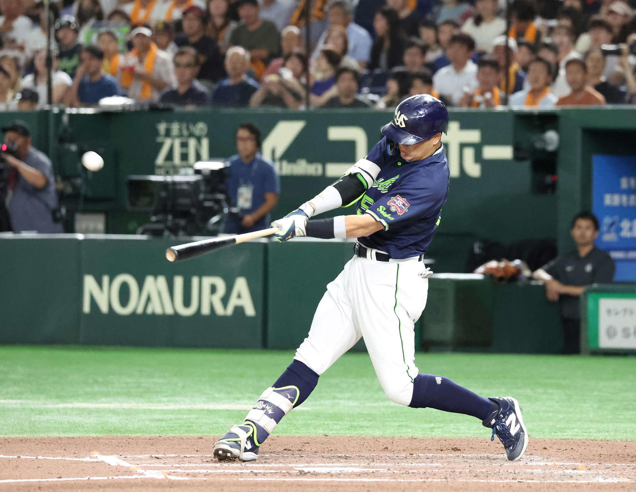 巨人対ヤクルト　6回表ヤクルト1死、村上は右越えに本塁打を放つ（撮影・丹羽敏通）
