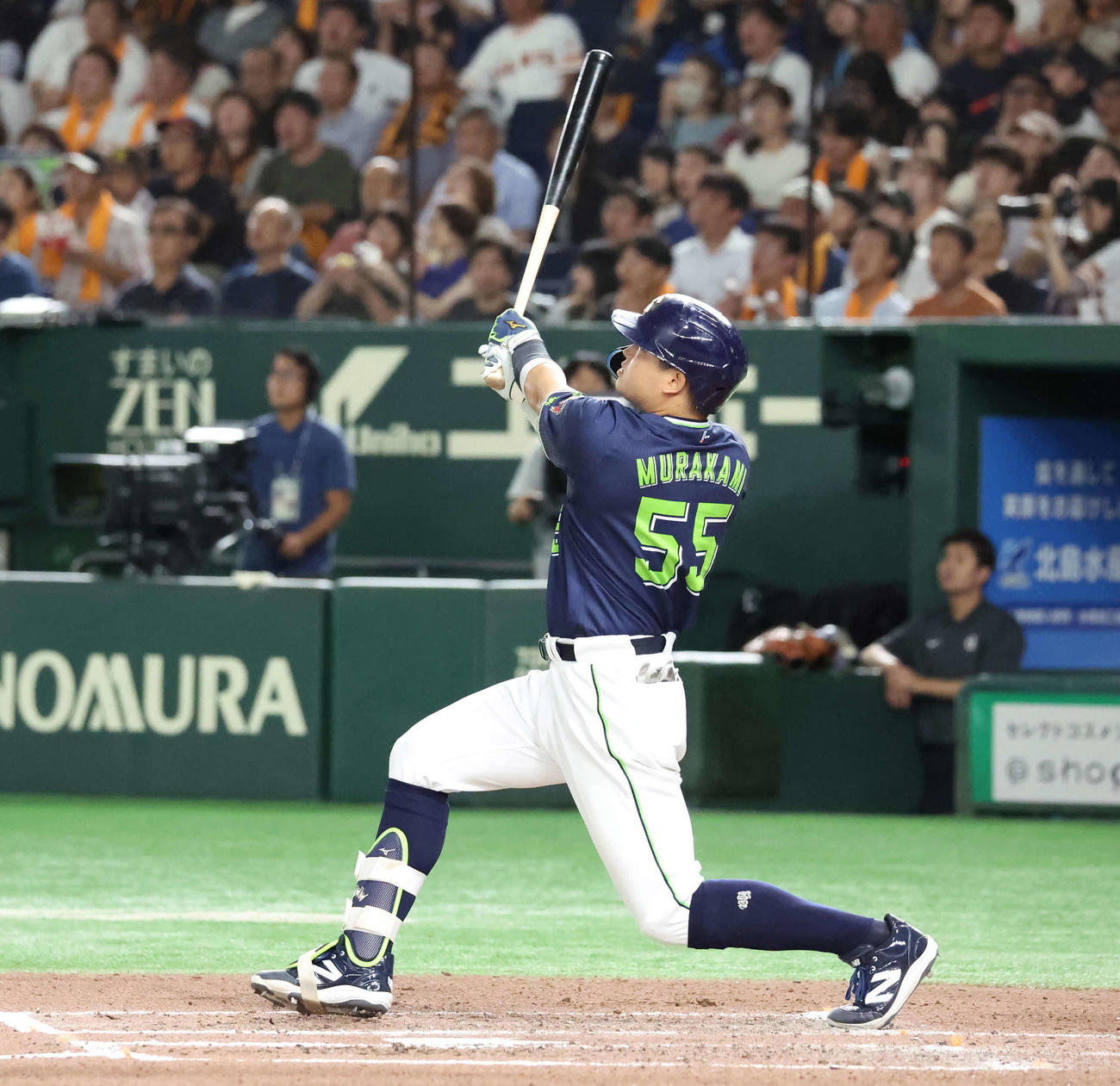 巨人対ヤクルト　6回表ヤクルト1死、村上は右越えに本塁打を放つ（撮影・丹羽敏通）