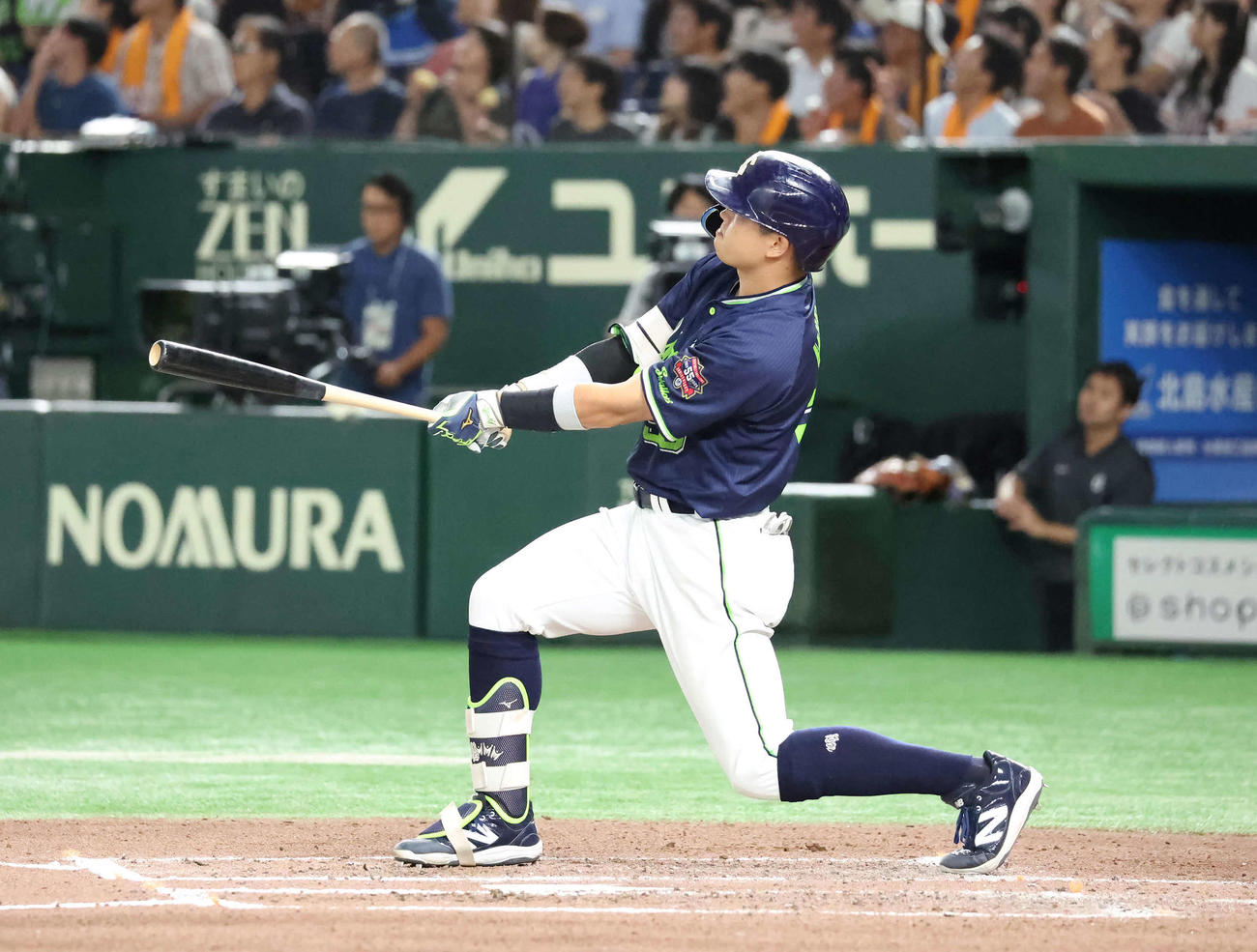 巨人対ヤクルト　6回表ヤクルト1死、村上は右越えソロ本塁打を放つ（撮影・丹羽敏通）