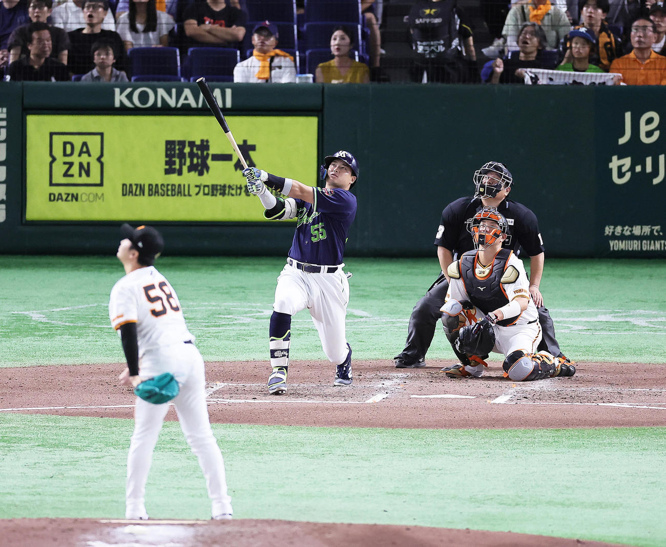 巨人対ヤクルト　6回表ヤクルト1死、右越え本塁打を放つ村上。投手船迫（撮影・足立雅史）