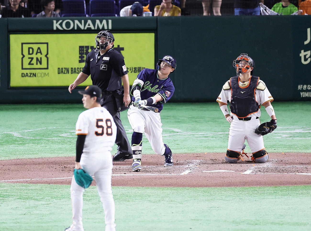 巨人対ヤクルト　6回表ヤクルト1死、右越え本塁打を放つ村上。投手船迫（撮影・足立雅史）