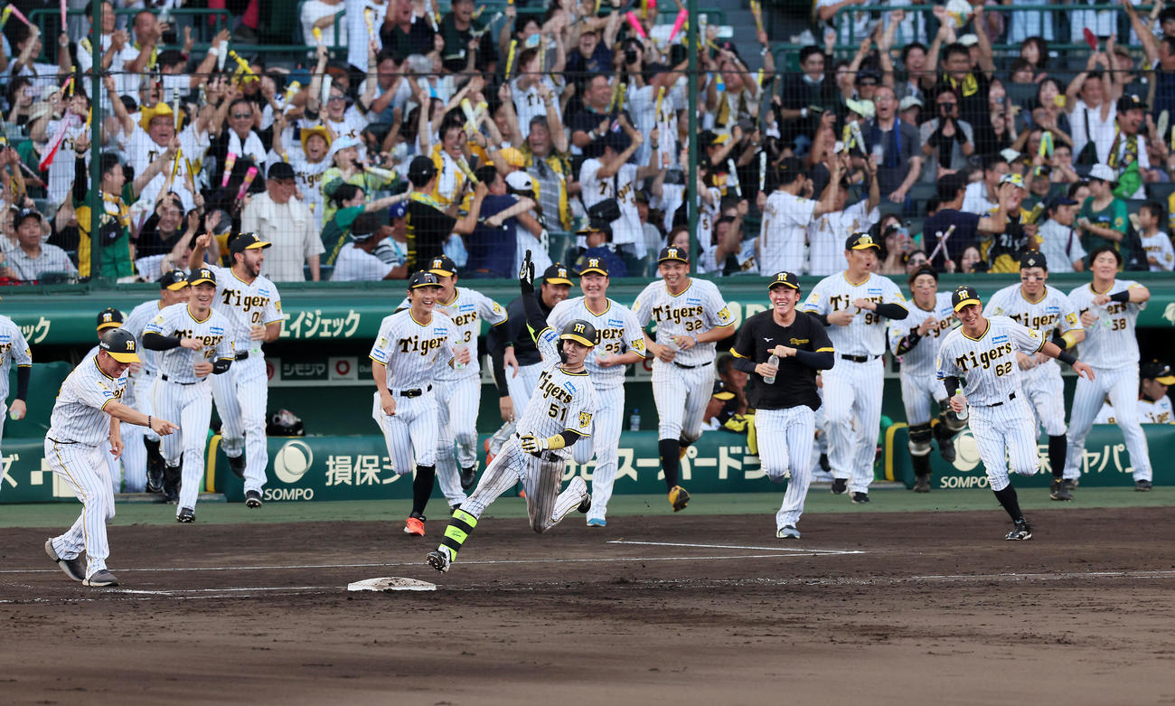 阪神対広島　9回裏阪神2死二、三塁、中野はサヨナラ中適時打を放ち歓喜のナインがベンチを飛び出した（撮影・加藤哉）