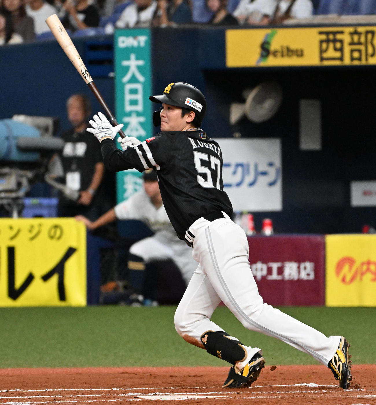 オリックス対ソフトバンク　6回表ソフトバンク1死満塁、緒方は左適時打を放つ（撮影・石井愛子）